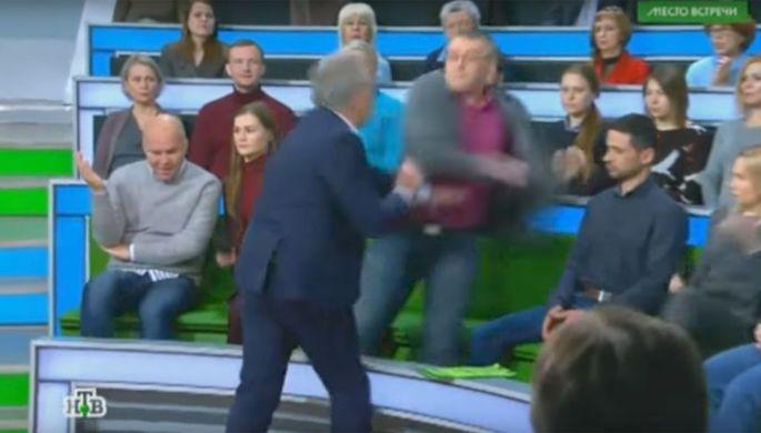 Rusiya telekanalında aparıcı və ukraynalı politoloq arasında dava - <b style="color:red">Video </b>