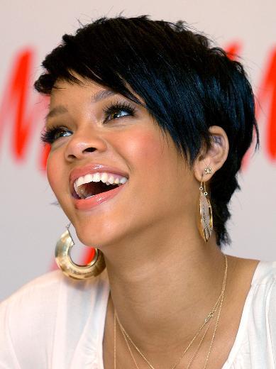 Rihannanın gerçək ismi <b style="color:red"></b>