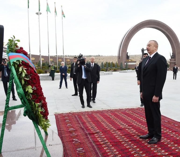 Prezident Aşqabadda “Xalq xatirəsi” memorial kompleksində<b style="color:red"></b>