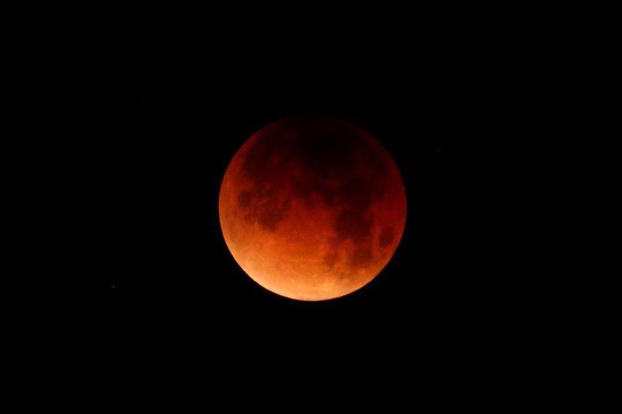 Yer sakinləri super Ay tutulmasını müşahidə edirlər<b style="color:red"></b>