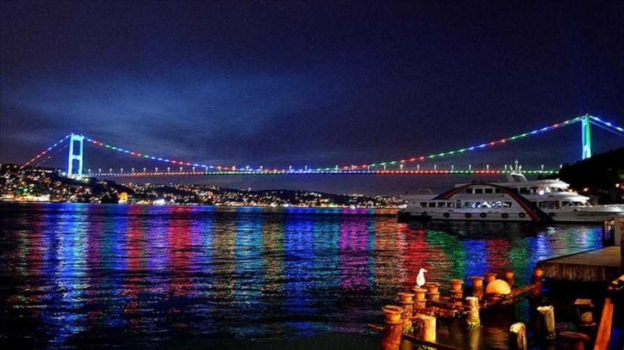 İstanbulun rəmzləri hesab edilən üç körpü bayrağımızın rənglərində işıqlandırılıb<b style="color:red"></b>
