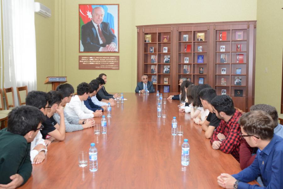 UNEC rektoru Prezident təqaüdçüləri ilə görüşdü - <b style="color:red"> Fotolar</b>
