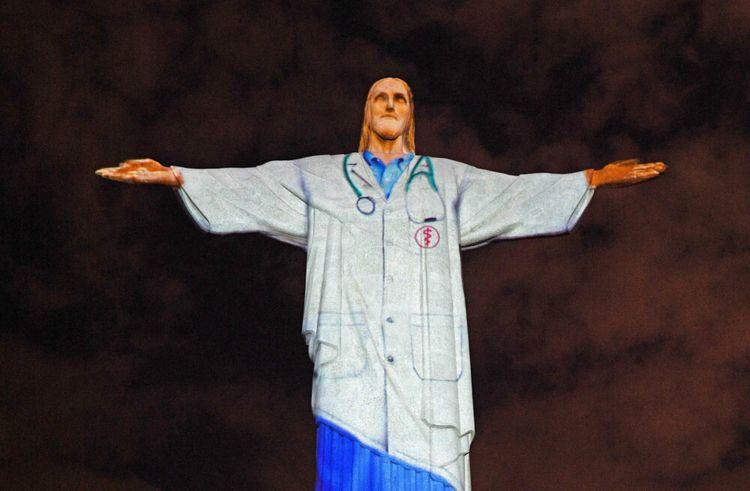 Braziliyada İsa Məsihin heykəlinə həkim xalatı "geyindirilib"<b style="color:red"></b>