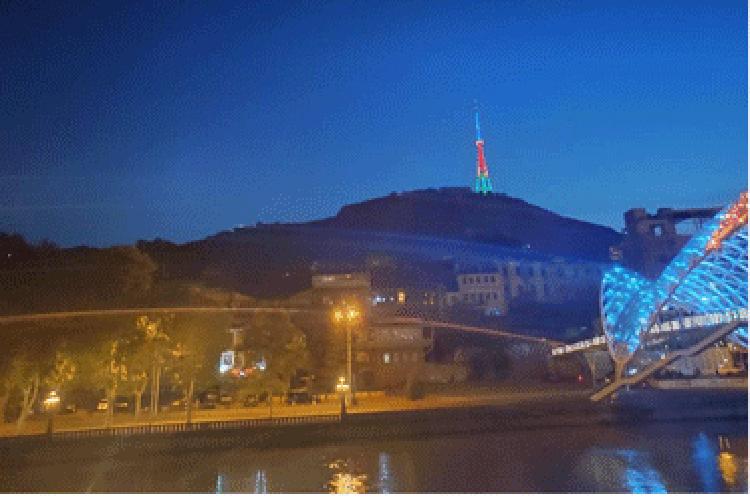 Tbilisi teleqüləsi Azərbaycan bayrağının rəngləri ilə işıqlandırıldı<b style="color:red"></b>