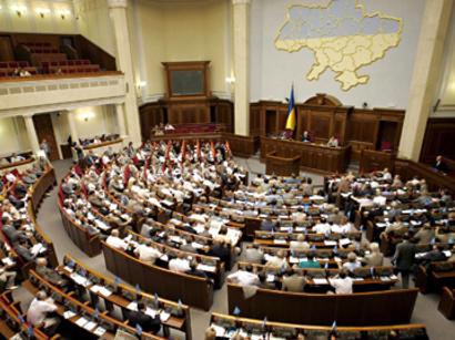 Ukrayna parlamenti 2004-cü il konstitusiyasına qayıdış haqqında qanunu qəbul edib<b style="color:red"></b>
