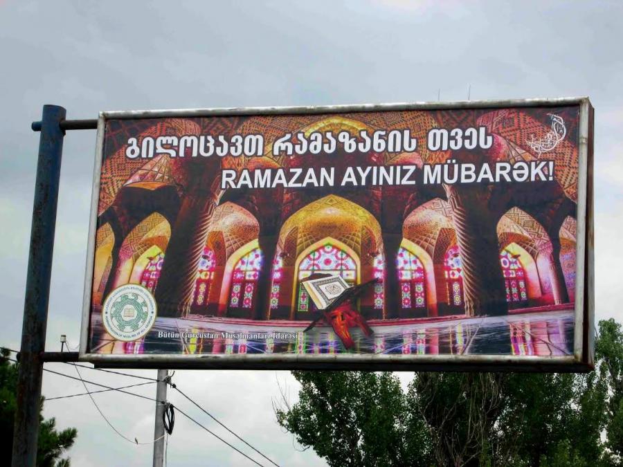 "Ramazan ayınız mübarək!” yazılı bannerlər bir ay müddətində asılı qalacaq<b style="color:red"></b>