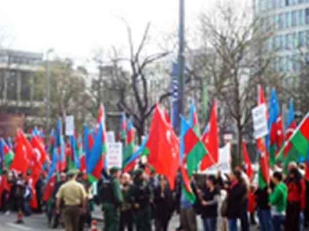 Azərbaycan və Türkiyə diaspor təşkilatları Avropa Şurasının binası qarşısında etiraz aksiyası keçirir<b style="color:red"></b>