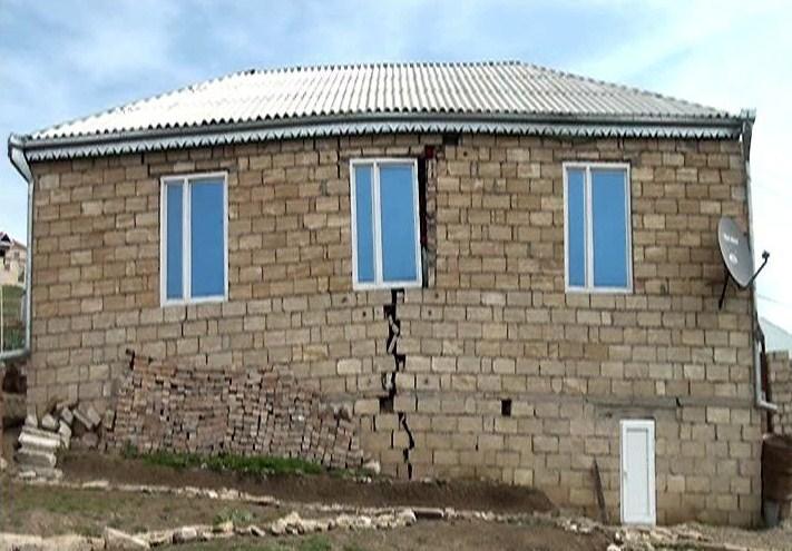 Şamaxıda torpaq sürüşməsi aktivləşdi, 7 ailə dağılan evini tərk etdi