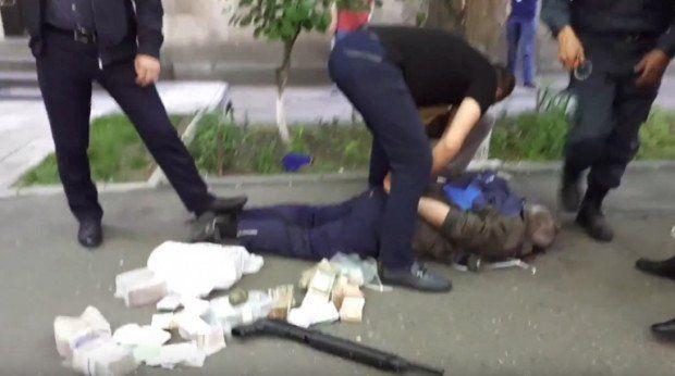 Ermənistanda polis polkovniki banka qumbara ilə hücum etdi