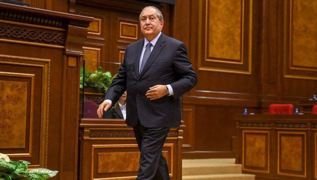 Ermənistan prezidenti aparıcını özünə köməkçi təyin etdi