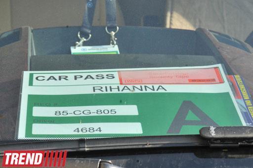 Rihanna "Rolls-Royce"da məşqə getdi (FOTOLAR)