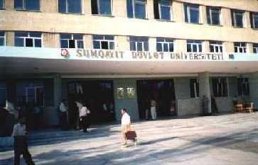 Sumqayıt Dövlət Universitetinin girişində sütunlu tavan çökdü