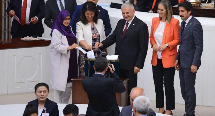 Türkiyə parlamentində yeni sədr 