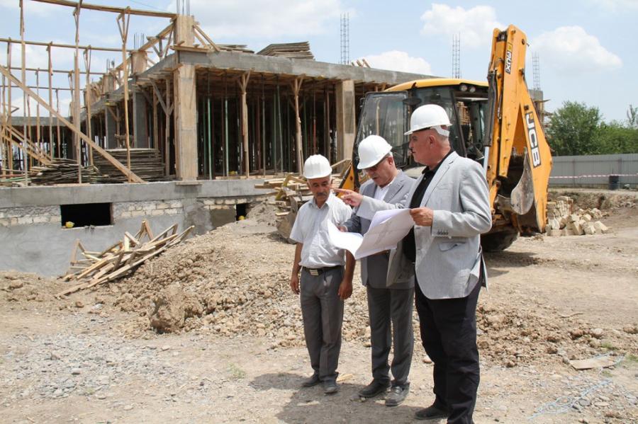 Məcburi köçkünlər üçün xalça emalatxanasının inşası davam edir
