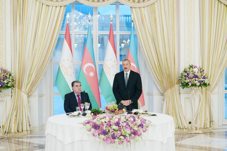 Tacikistan prezidentinin şərəfinə rəsmi ziyafət verildi