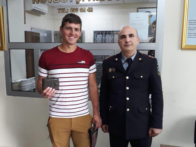 Gecələməyə yeri olmayan rus turistin köməyinə polis çatdı