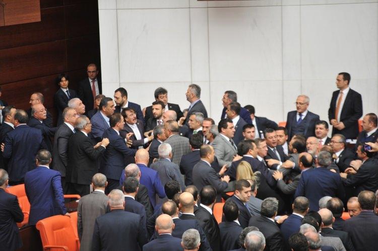 Türkiyə parlamentində dava düşdü