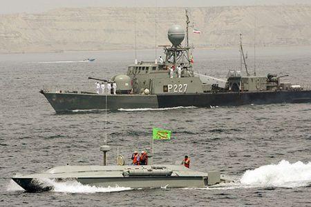 İranın Hərbi Dəniz Qüvvələri piratların neft tankerinə hücumunun qarşısını aldı