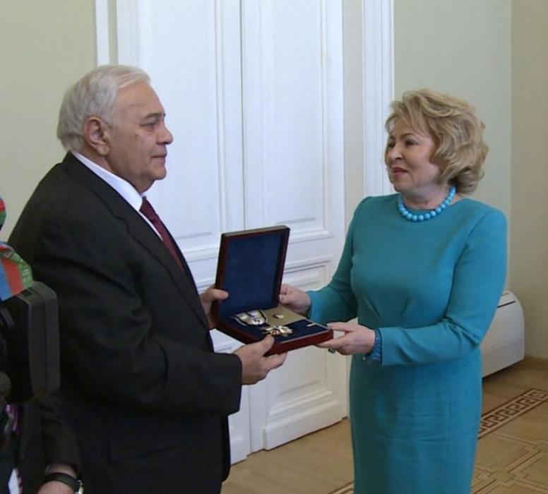 Oqtay Əsədov Valentina Matviyenkonu xüsusi medalla təltif etdi