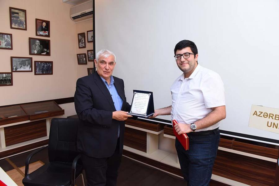 Kamal Abdullaya "İlin ən yaxşı rektoru" mükafatı təqdim olundu