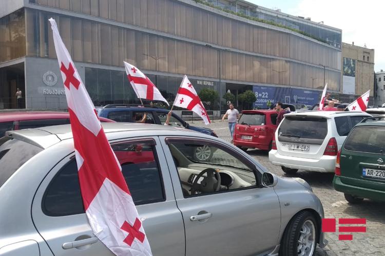 Tbilisidə avtomobillərlə etiraz yürüşü 