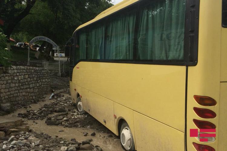 İsmayıllıda güclü külək və sel fəsadlar törətdi, avtobus su altında qaldı