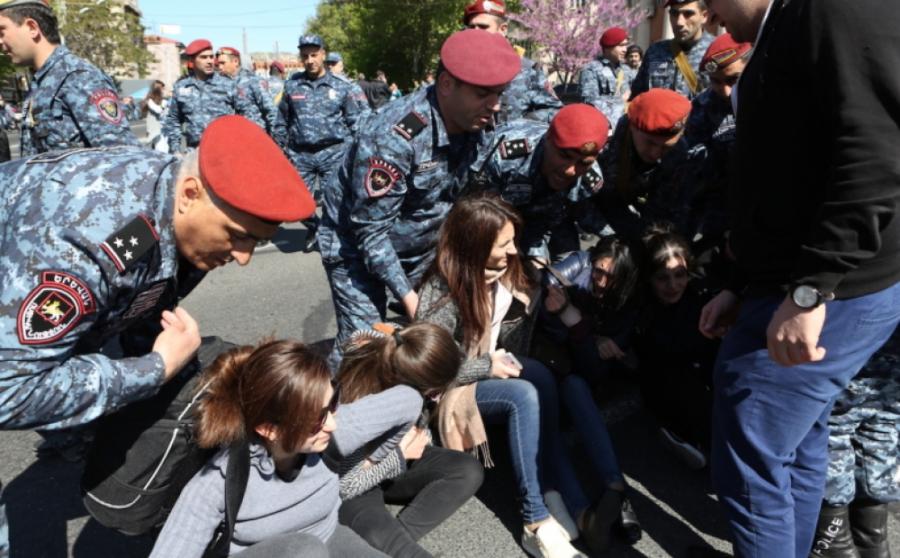 Ermənistanda etirazçılar parlament binasını mühasirəyə alıblar