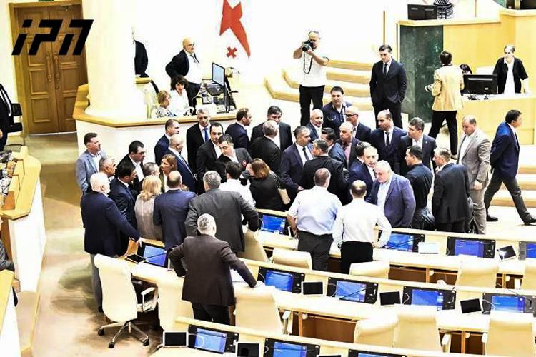 Gürcüstan parlamentinin payız sessiyası qalmaqalla başladı