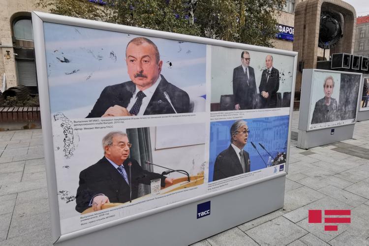Moskvada İlham Əliyevin fotosunun da nümayiş olunduğu sərgi 