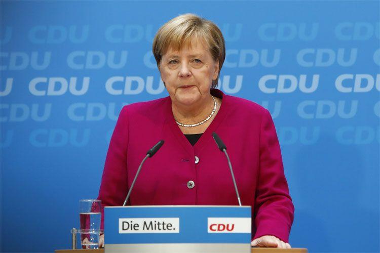 Merkel Berlində səhnəyə çıxmaq istəyərkən yıxıldı - Video 