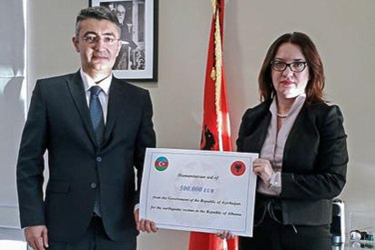 Albaniyaya humanitar yardım rəsmi şəkildə təqdim edildi