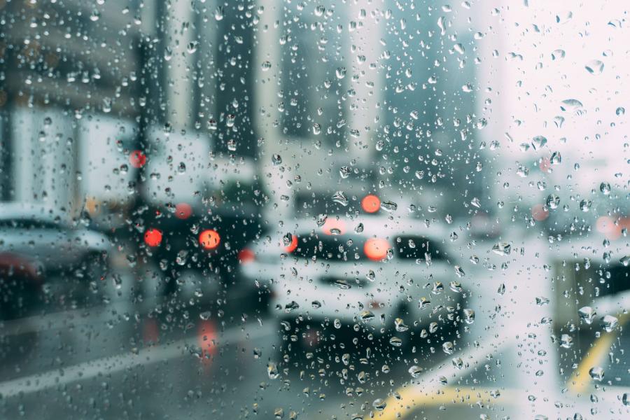 Yağışlı hava ilə əlaqədar Bakının əsas avtomagistrallarında sürət həddi 20 km/saat endirilib