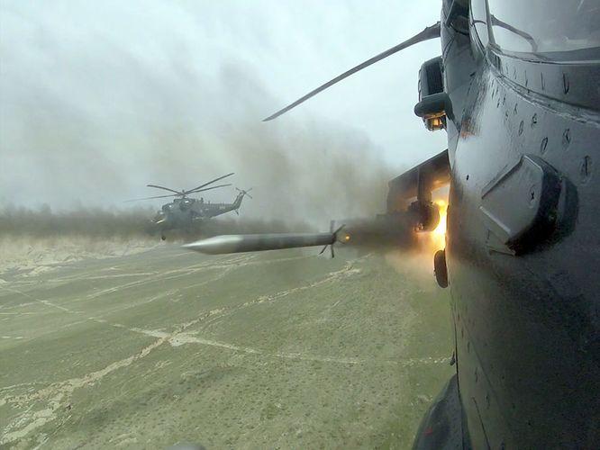Hərbi Hava Qüvvələrinin helikopter bölmələri uçuş məşqləri keçirir - Video