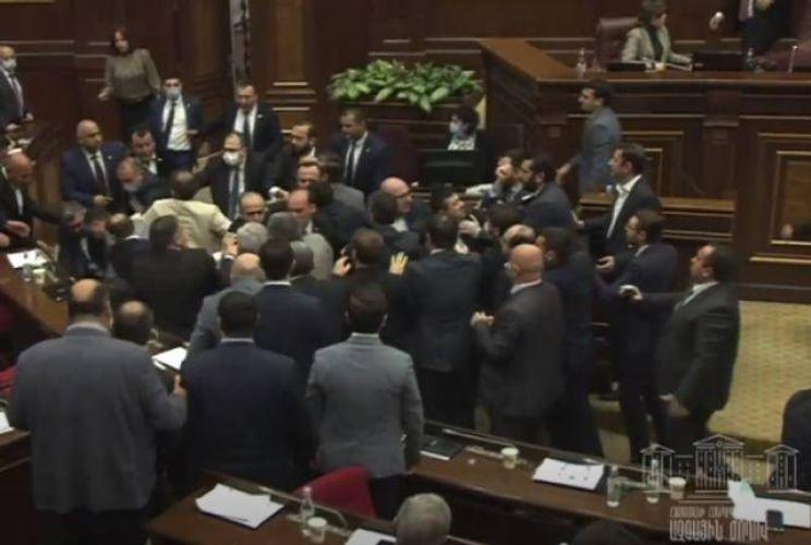Ermənistan parlamentində dava düşdü -  Video