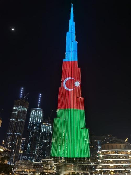 Dünyanın ən hündür qülləsi Azərbaycan bayrağına boyandı 