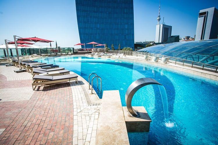 "Fairmont Baku" ərazisində yerləşən açıq hava hovuzunun fəaliyyətini dayandırır