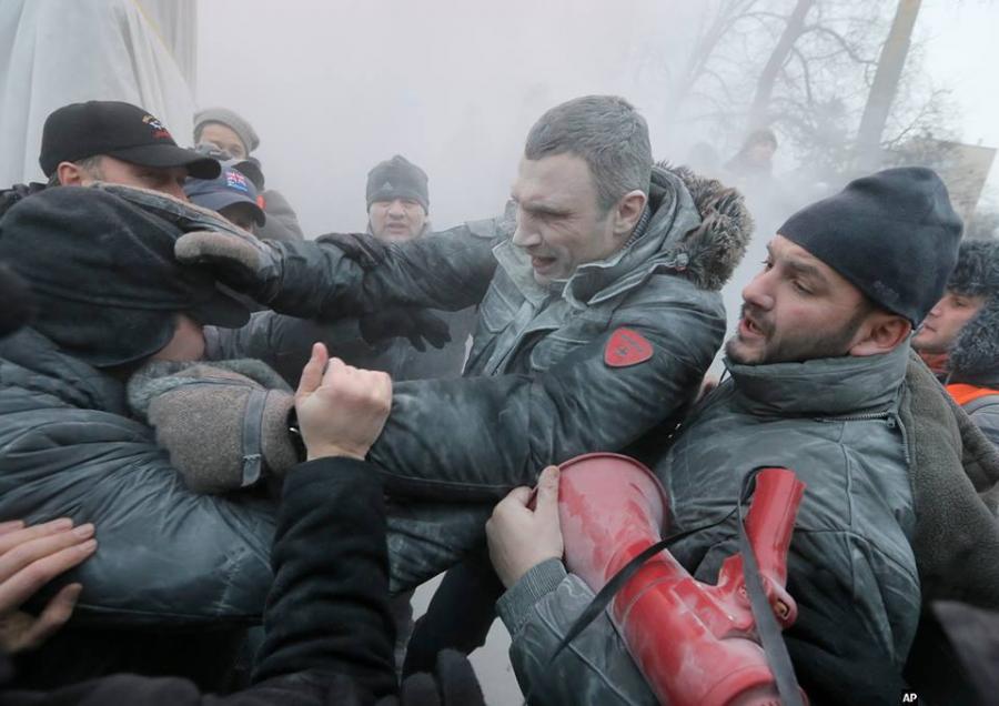 Kiyevdə etirazçılarla hökumət qüvvələri arasında qarşıdurma baş verib 