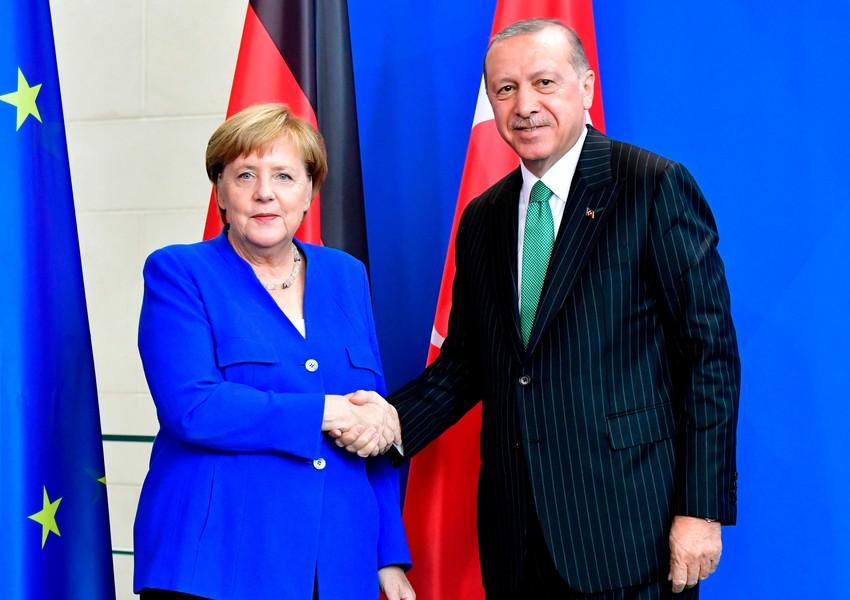Ərdoğan ilə Merkel arasında telefon danışığı oldu