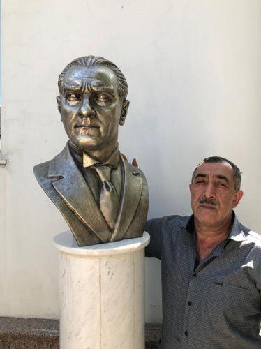 Azərbaycanlı heykəltəraş Atatürkün büstünü hazırlayıb
