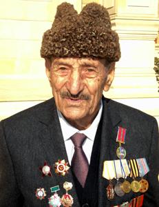 Zakir Həsənov 90 yaşlı veteranı mükafatlandırdı