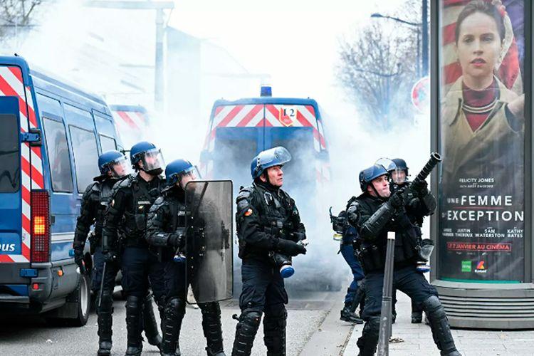 Parisdə polis aksiya iştirakçılarına qarşı gözyaşardıcı qazdan istifadə etdi