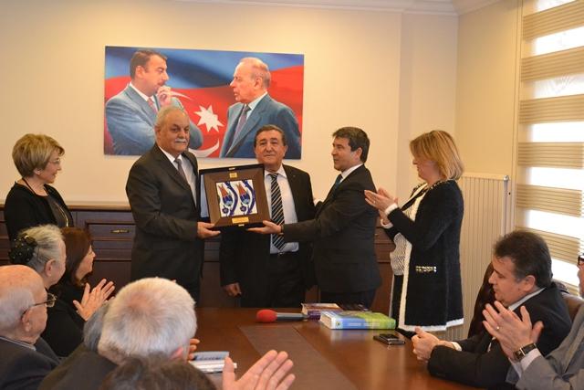 İstanbuldakı baş konsulumuza “İlin diplomatı” mükafatı verildi- Foto