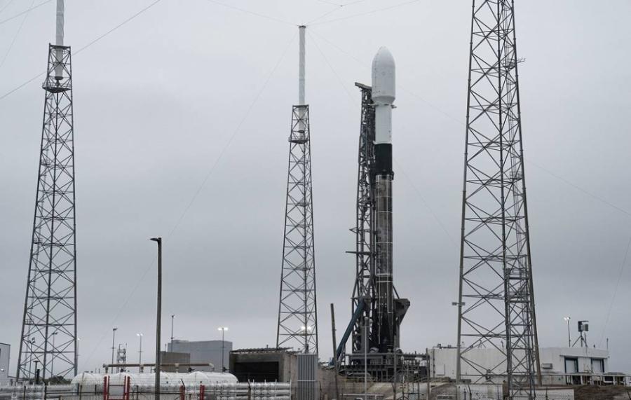 SpaceX göyərtəsində 143 peyk olan daşıyıcı raketi orbitə buraxdı