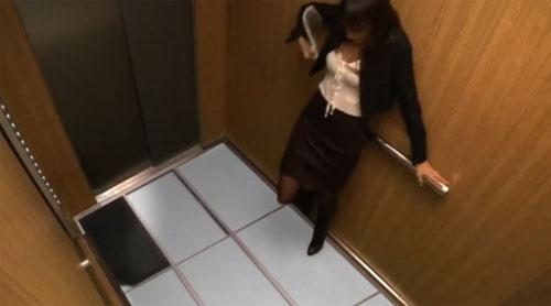 Qorxulu lift zarafatı (VİDEO)