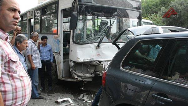 Bakıda marşrut avtobusu qəza törədib xəsarət alanlar var
