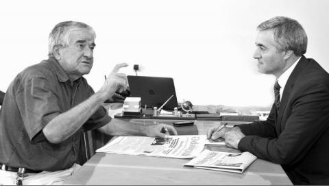 “...Xalq birləşəndə güclü olur, yazıçı təklənəndə”