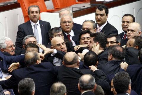 Türkiyə parlamentində yumruq-təpik davası