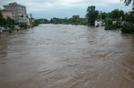 Hacıqabulda 40 evi su basdı
