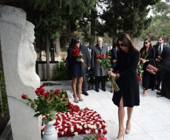 Mehriban Əliyeva Aida İmanquliyevanın məzarını ziyarət edib