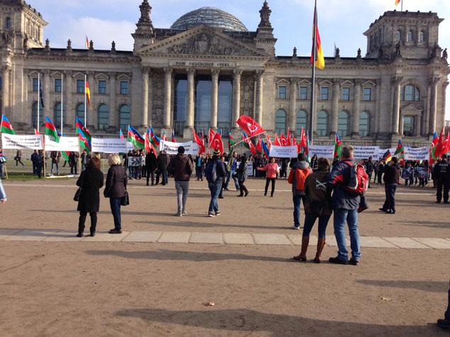 Almaniyada azərbaycanlılar Berlində kütləvi etiraz aksiyası keçiriblər 